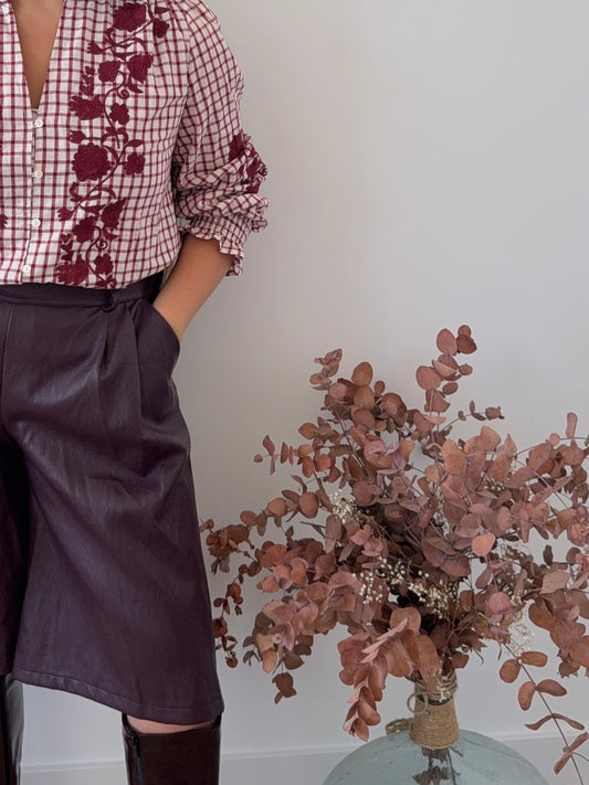 Bermudas Efecto Piel Burdeos