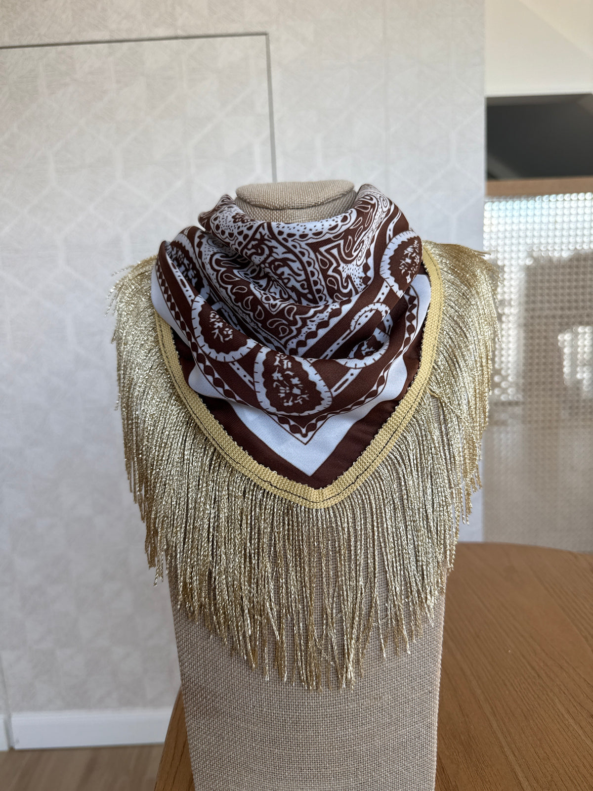 Pañuelo Choco flecos dorados