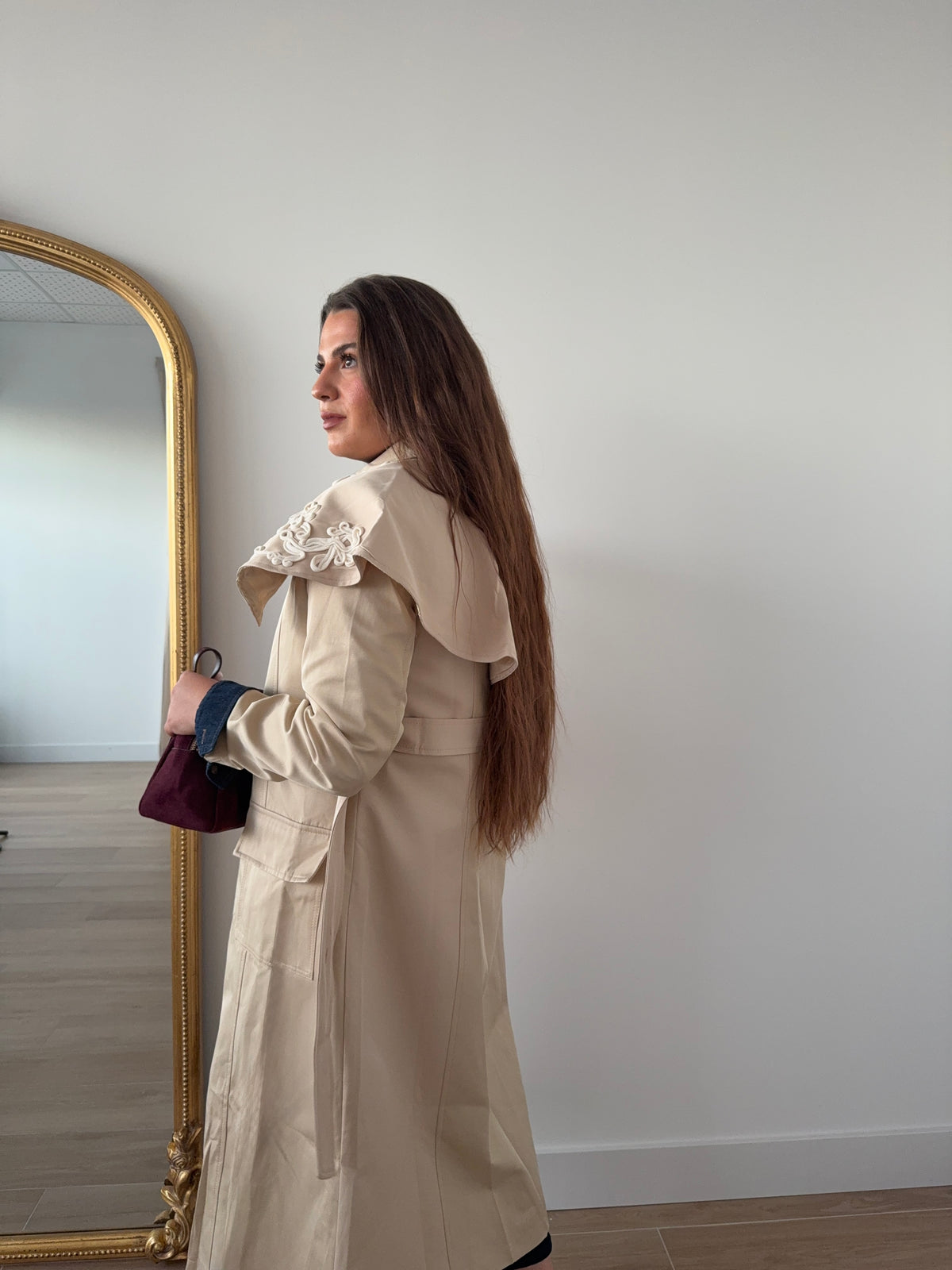 Gabardina cuello bordado beige