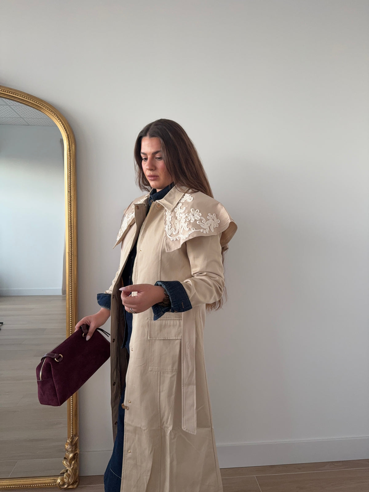 Gabardina cuello bordado beige