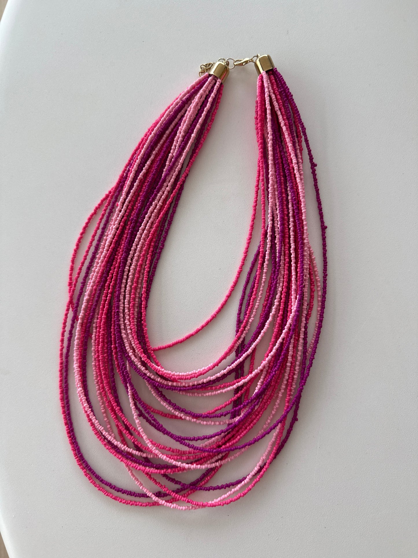 Collar piedrecitas rosas/fucsias