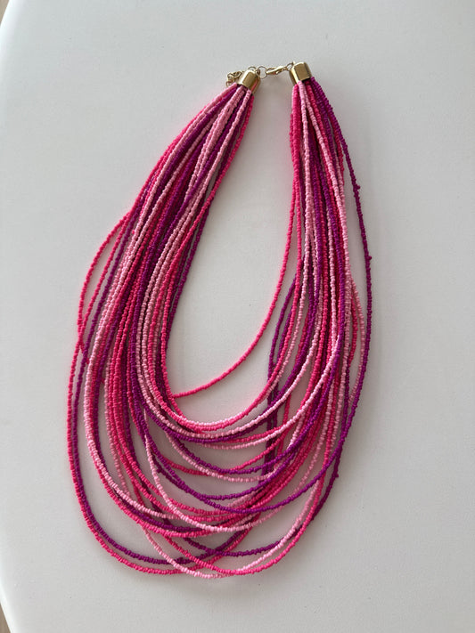 Collar piedrecitas rosas/fucsias