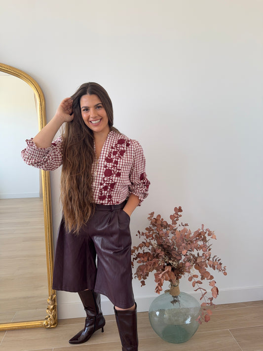 Bermudas Efecto Piel Burdeos