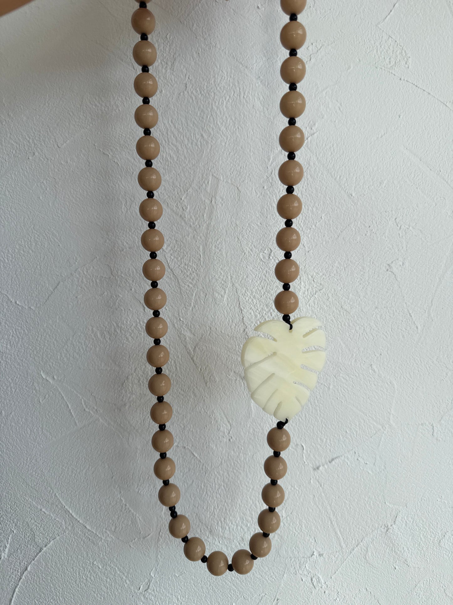 Collar bolas hoja