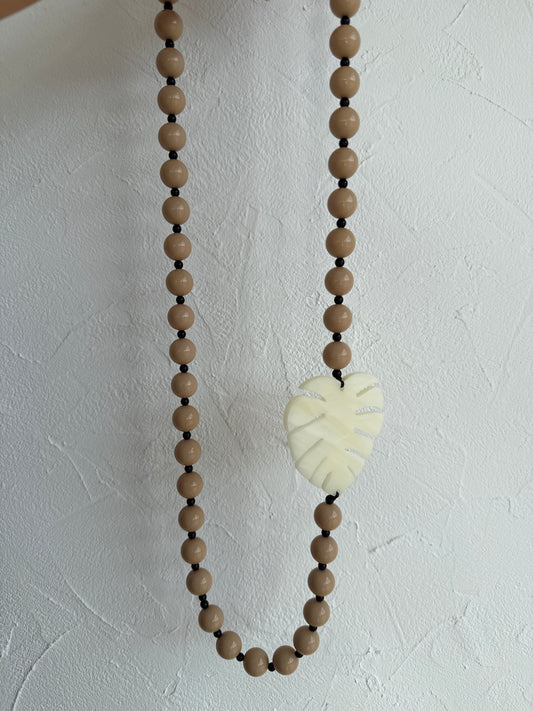 Collar bolas hoja