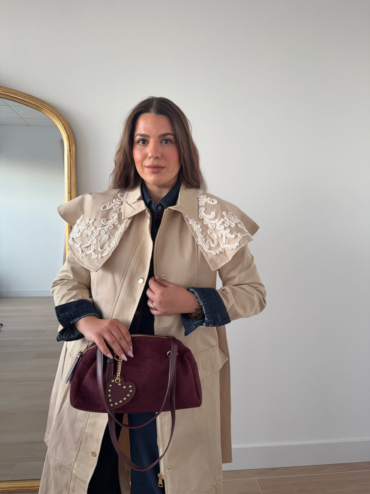 Gabardina cuello bordado beige