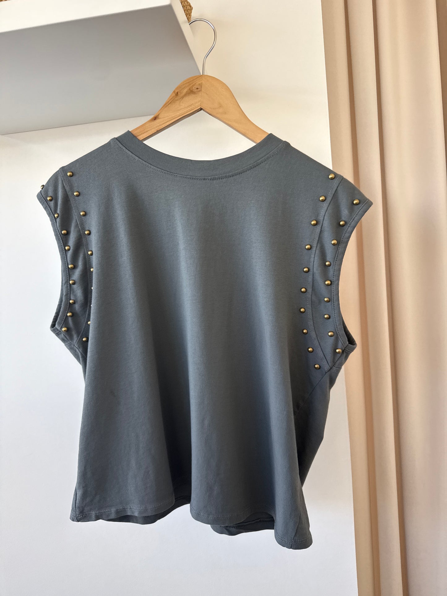 Camiseta tachas gris
